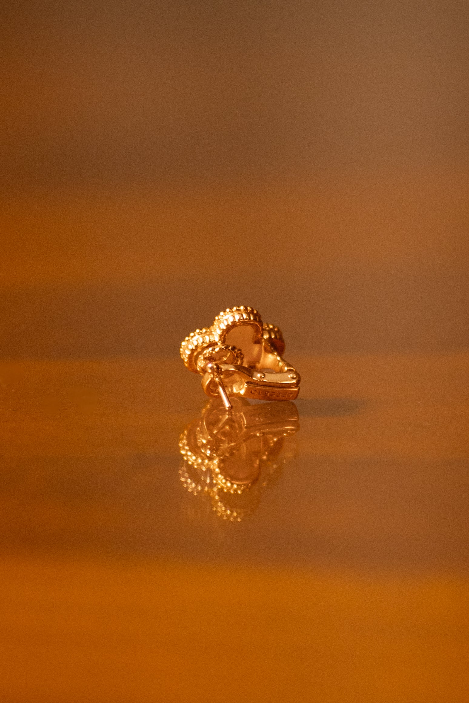 Van Cleef & Arpels ヴァンクリーフ&アーペル ヴィンテージアルハンブラ シェル ピアス