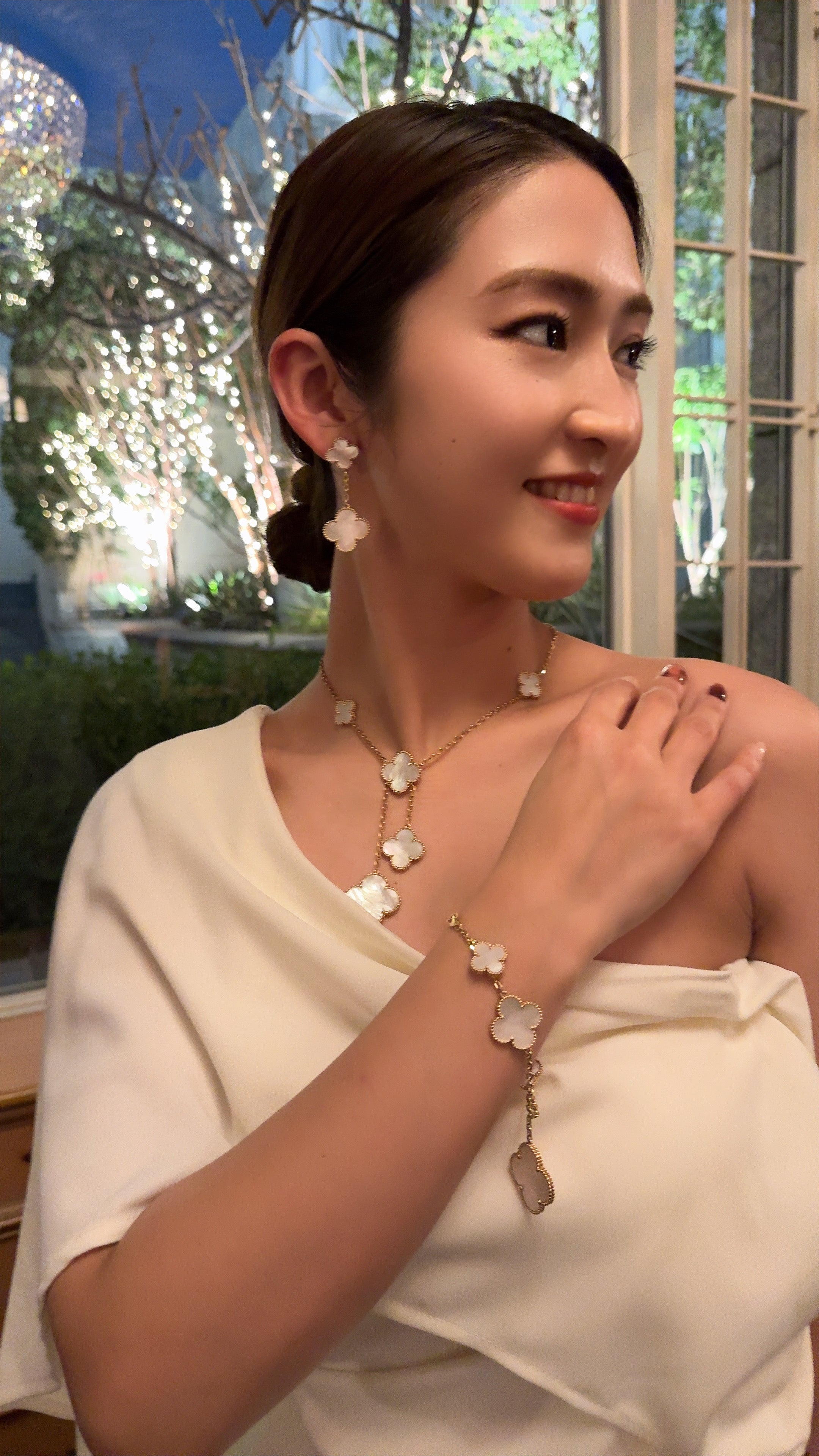 マジック アルハンブラ イヤリング、2モチーフ、18K イエローゴールド、ホワイト マザーオブパール(ちょいカリ)関西限定