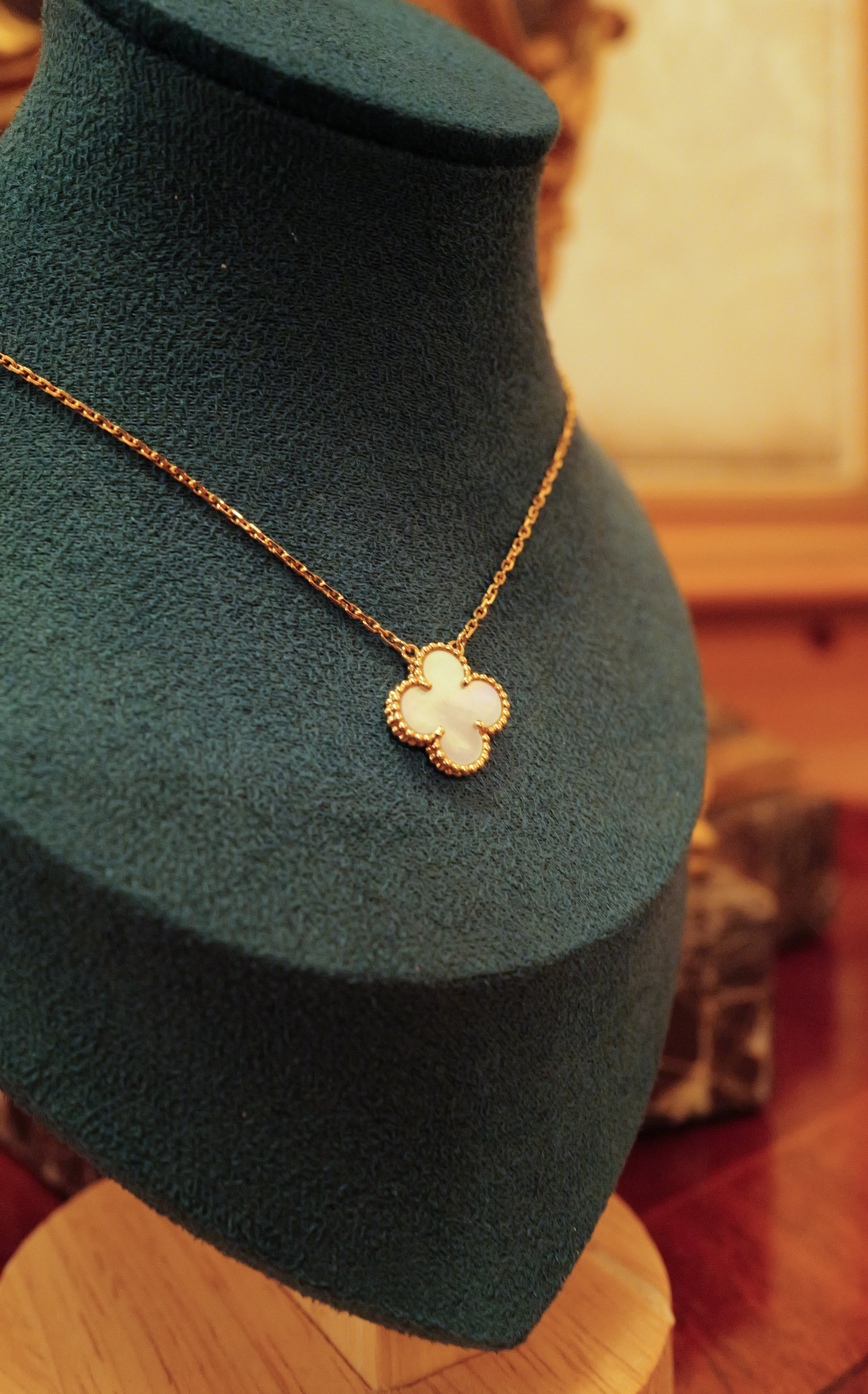Van Cleef & Arpels マザーオブパール 2点セット(ネックレス、ピアス)