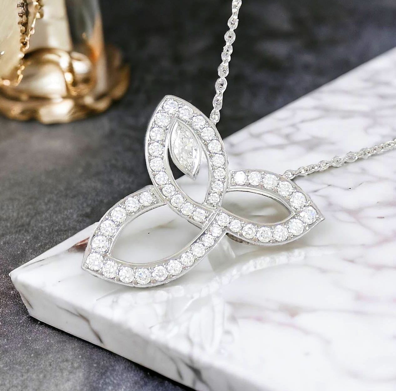 ハリーウィンストン
リリークラスター・ペンダント(ちょいカリ)関西限定です