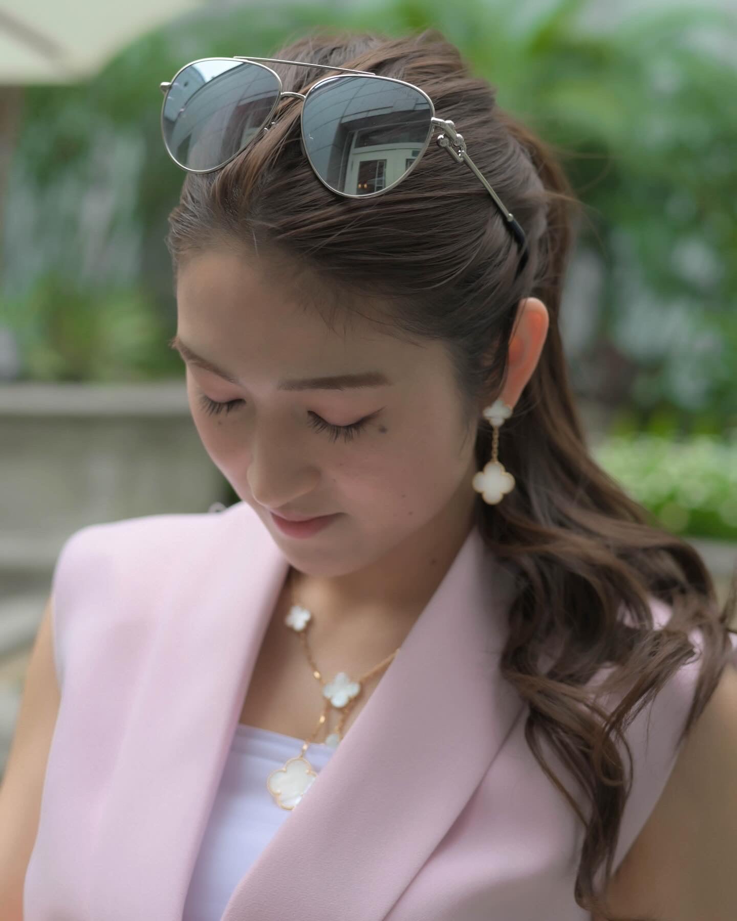 マジック アルハンブラ ピアス、2モチーフ、18K イエローゴールド、ホワイト マザーオブパール