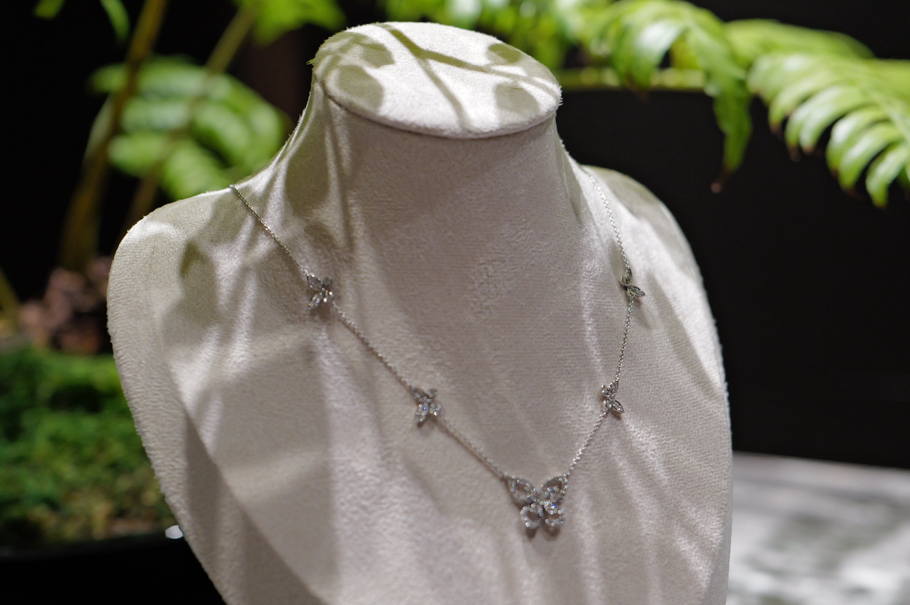 GRAFF グラフ　ダイヤモンド(0.83ct ) バタフライ シルエット ネックレス