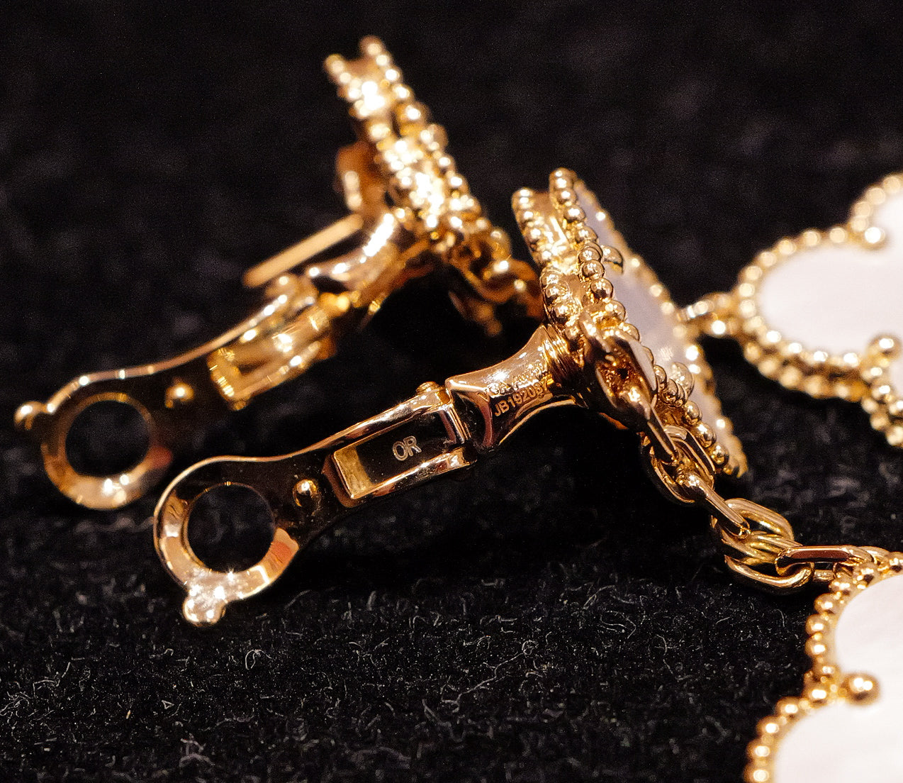 Van Cleef & Arpels ヴァンクリーフ＆アーペル マジック アルハンブラ 2モチーフ　ピアス　マザーオブパール 白蝶