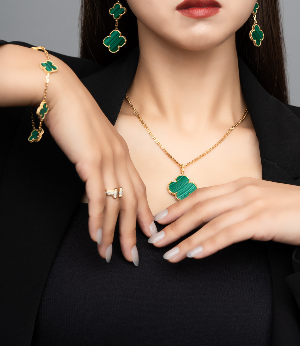【新品未使用】Van Cleef & Arpels ブレスレット マラカイト Van Cleef & Arpels マラカイト 5モチーフ ブレスレット