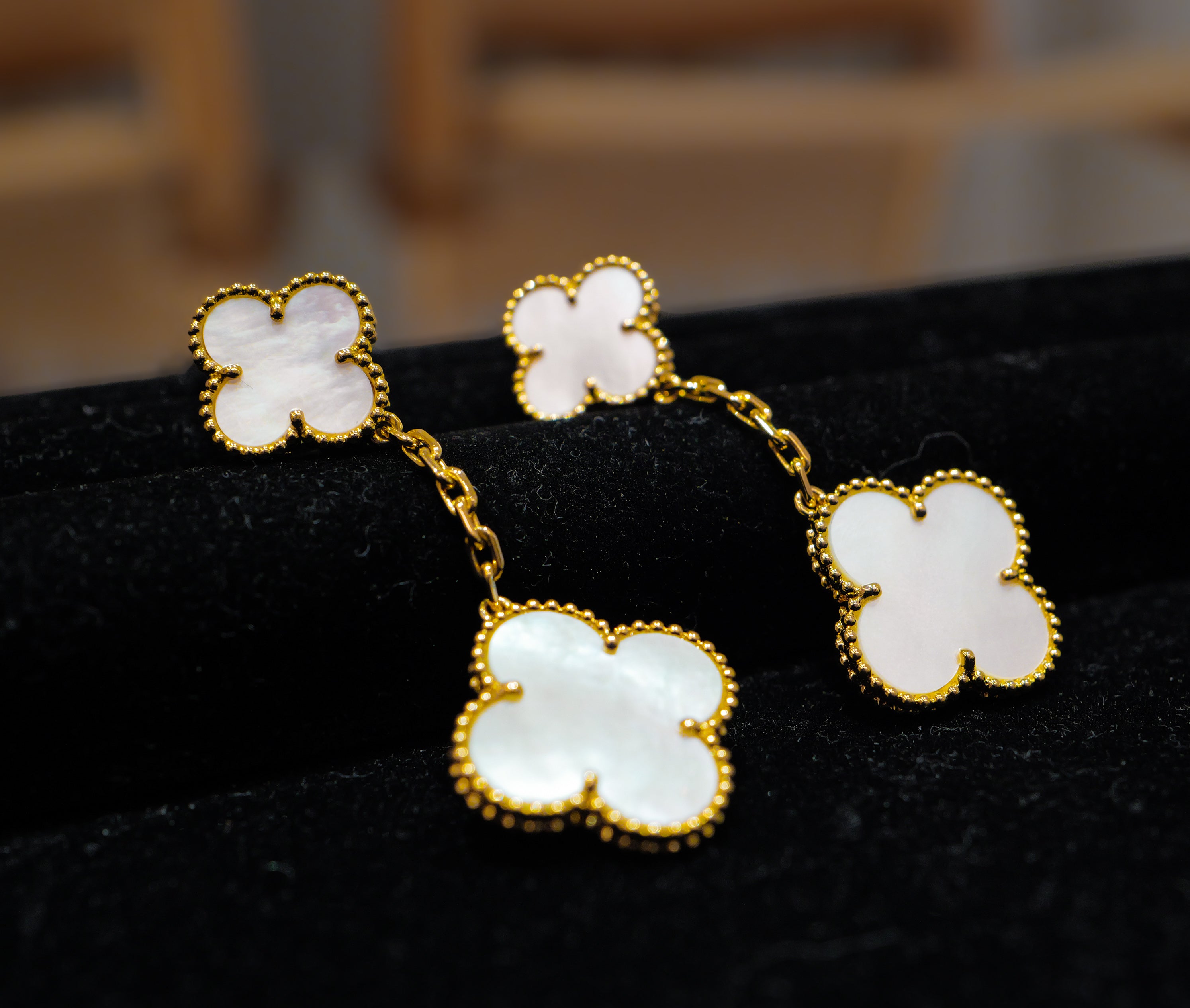 Van Cleef & Arpels ヴァンクリーフ＆アーペル マジック アルハンブラ 2モチーフ　ピアス　マザーオブパール 白蝶